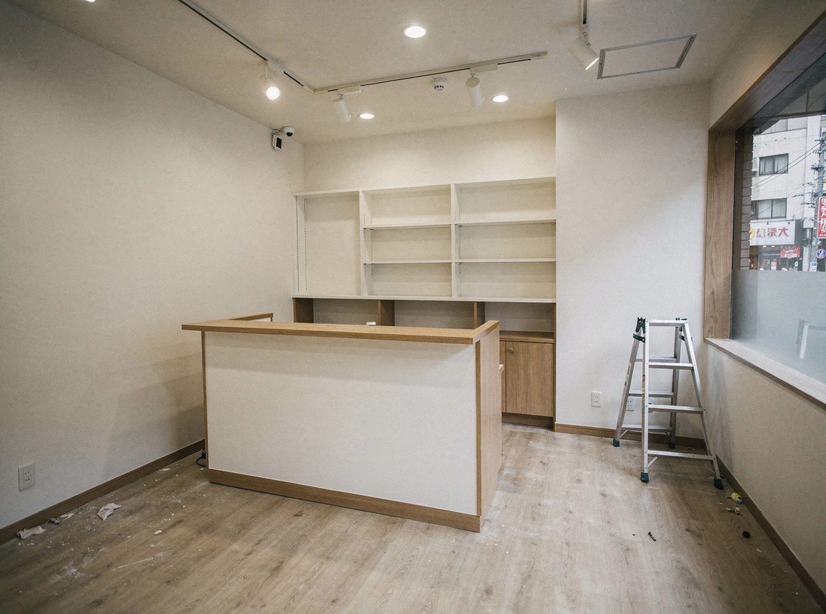 内装工事が終わったばかりの小さな店舗の内部